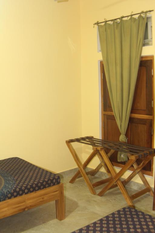 Lotus Paying Guesthouse Varanasi Bagian luar foto
