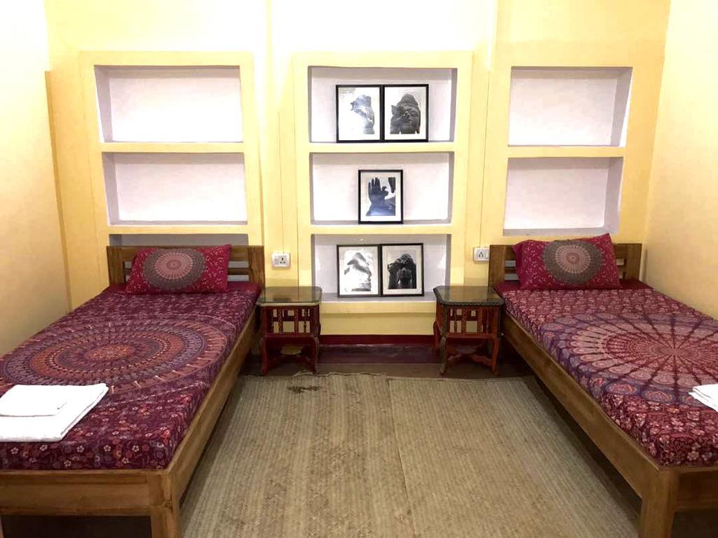 Lotus Paying Guesthouse Varanasi Bagian luar foto